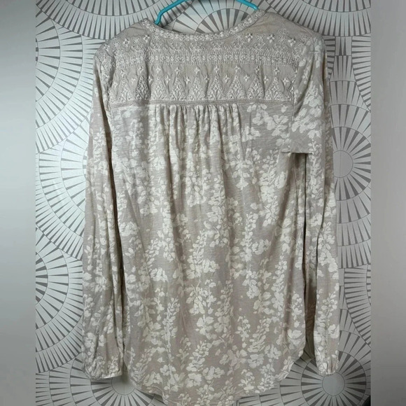 Lucky Brand Tops - Lucky Brand Women’s V Neck Top Medium Cream and Tan